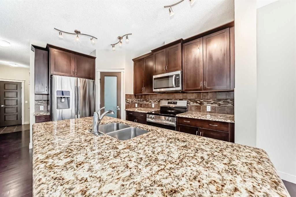 6 Evanspark Manor Nw, Calgary, AB - Indoor Photo Showing Kitchen With Double Sink With Upgraded Kitchen