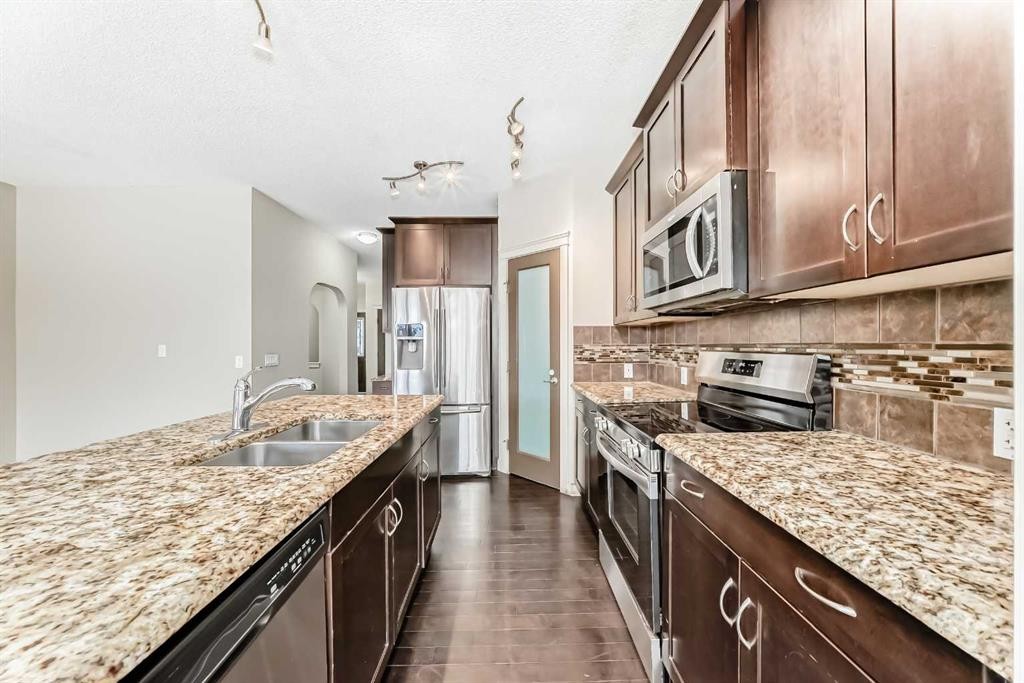 6 Evanspark Manor Nw, Calgary, AB - Indoor Photo Showing Kitchen With Double Sink With Upgraded Kitchen