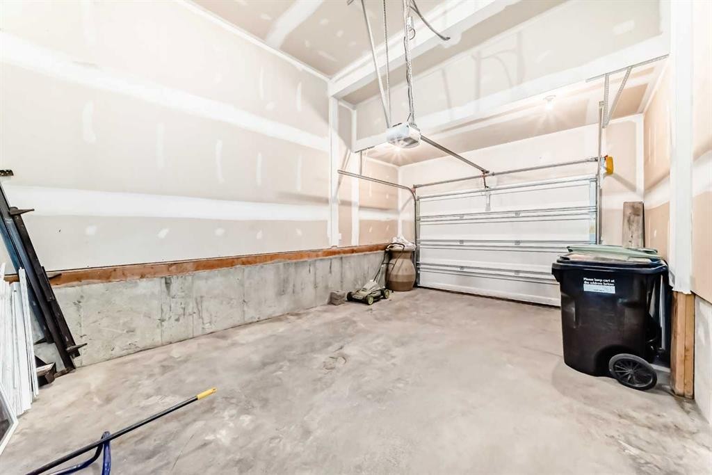 6 Evanspark Manor Nw, Calgary, AB - Indoor Photo Showing Garage
