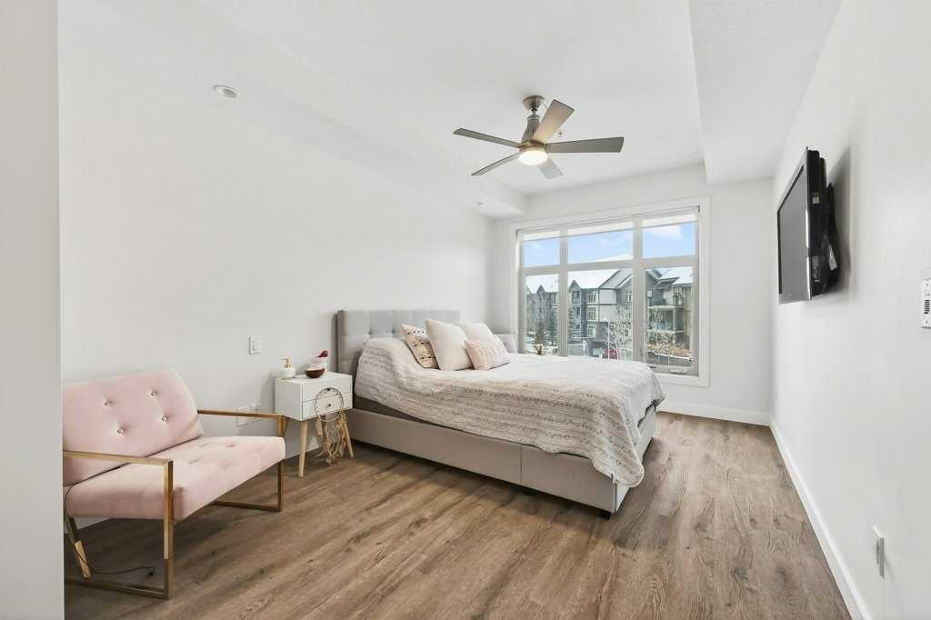 201-25 Aspenmont Heights Sw, Calgary, AB - Indoor Photo Showing Bedroom