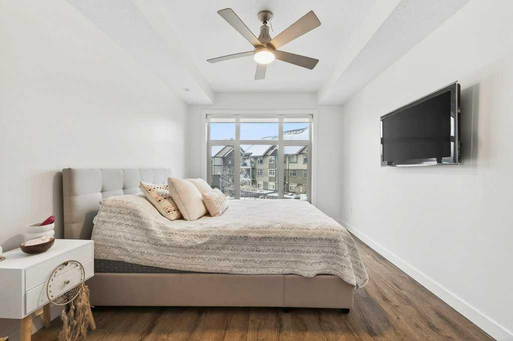 201-25 Aspenmont Heights Sw, Calgary, AB - Indoor Photo Showing Bedroom