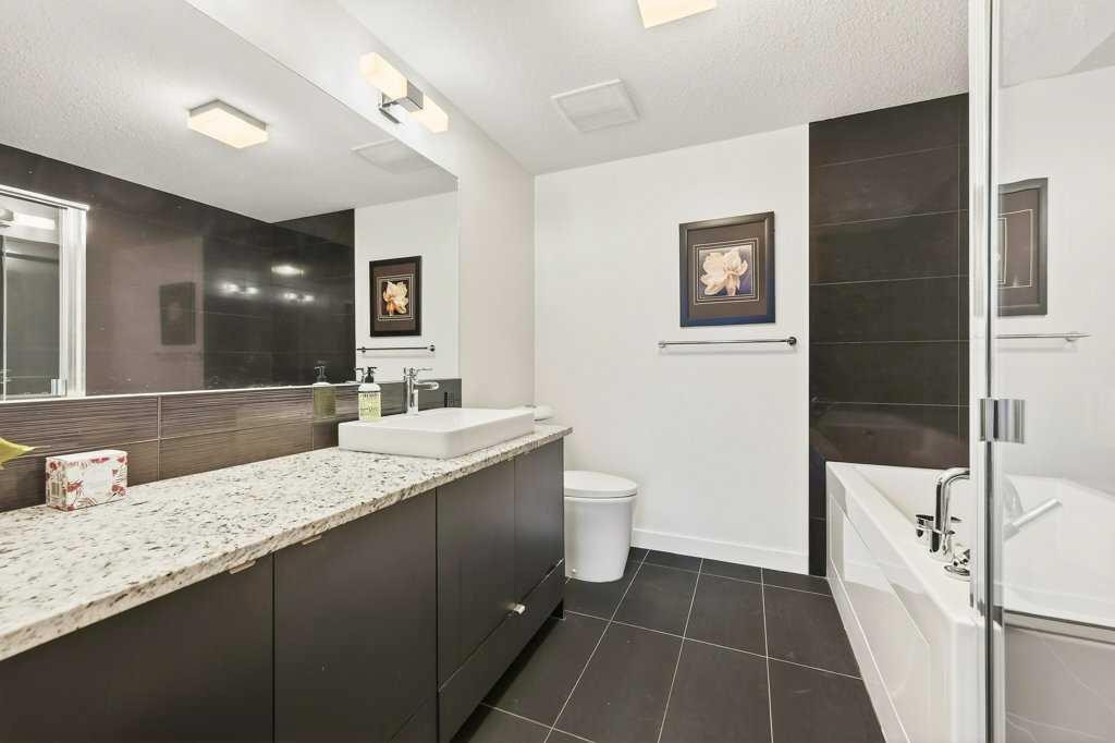 201-25 Aspenmont Heights Sw, Calgary, AB - Indoor Photo Showing Bathroom
