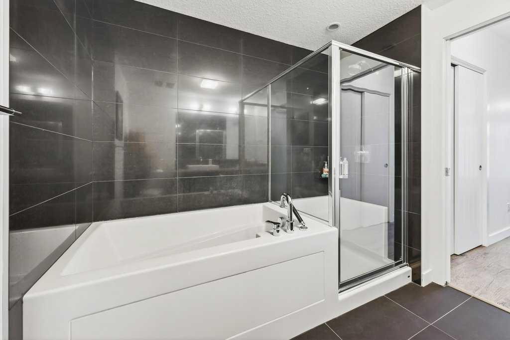 201-25 Aspenmont Heights Sw, Calgary, AB - Indoor Photo Showing Bathroom