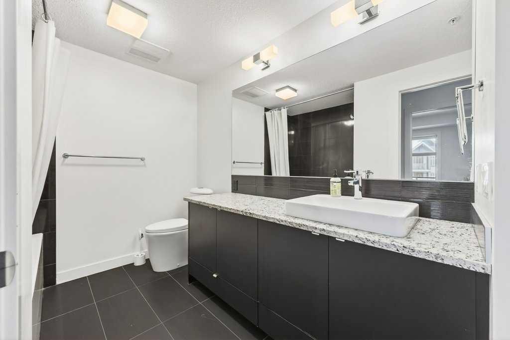 201-25 Aspenmont Heights Sw, Calgary, AB - Indoor Photo Showing Bathroom