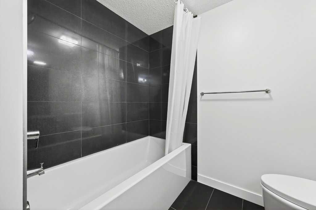 201-25 Aspenmont Heights Sw, Calgary, AB - Indoor Photo Showing Bathroom
