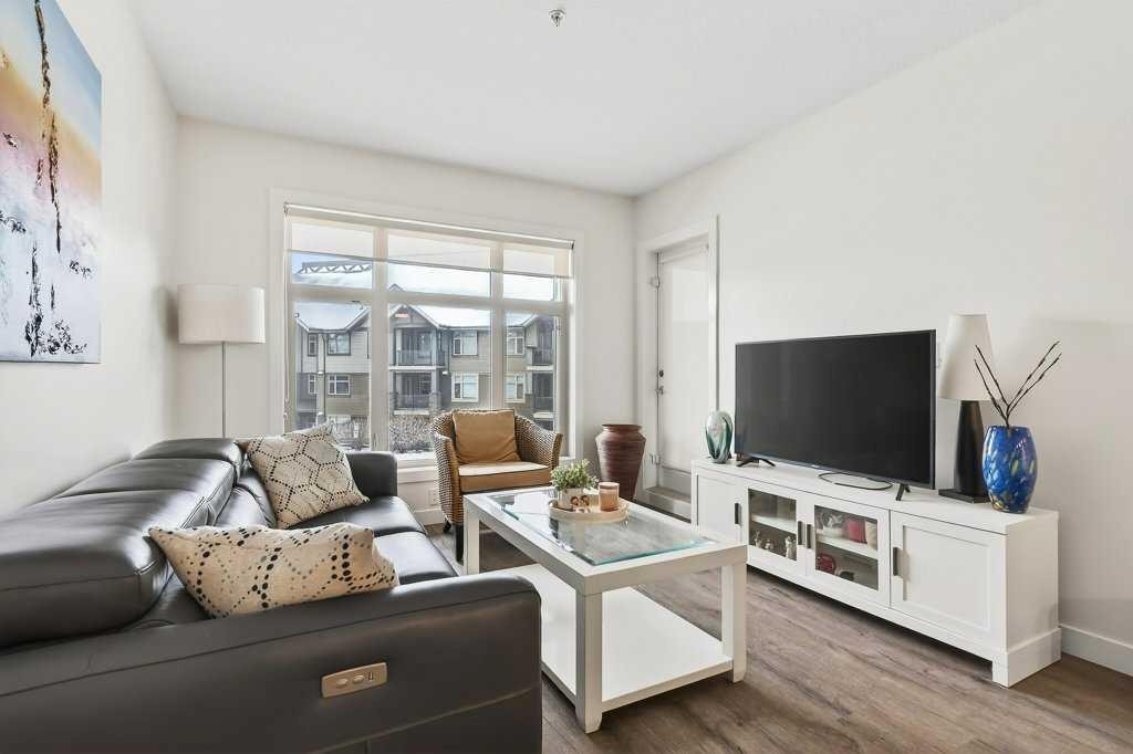 201-25 Aspenmont Heights Sw, Calgary, AB - Indoor Photo Showing Living Room