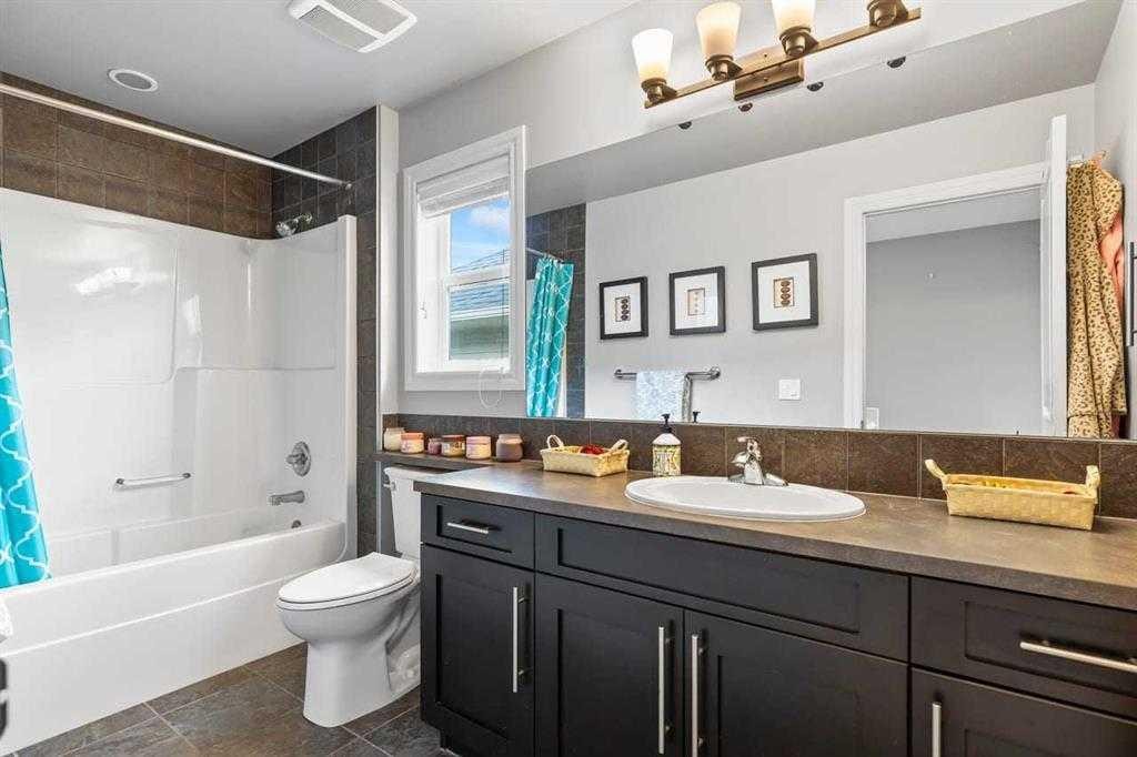 337 Bridleridge View Sw, Calgary, AB - Indoor Photo Showing Bathroom