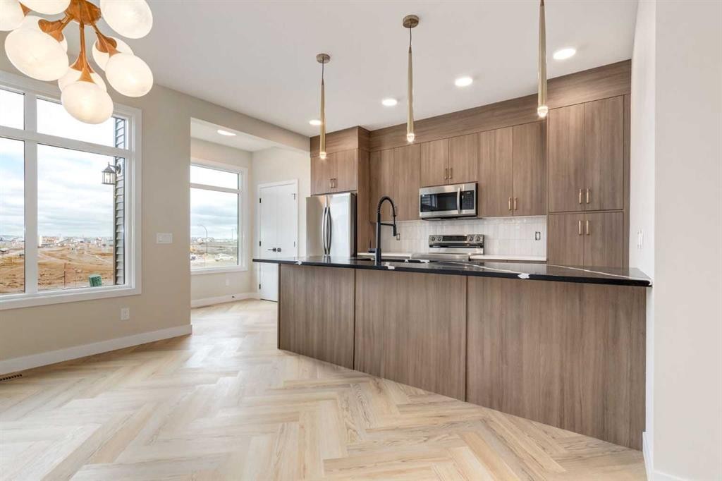 357 Cobblestone Gate, Airdrie, AB - Indoor Photo Showing Kitchen With Upgraded Kitchen