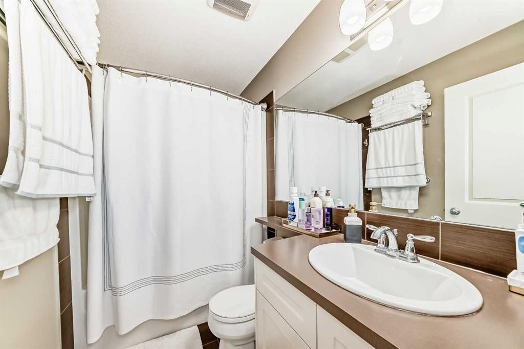 35 Nolanlake Cove Nw, Calgary, AB - Indoor Photo Showing Bathroom