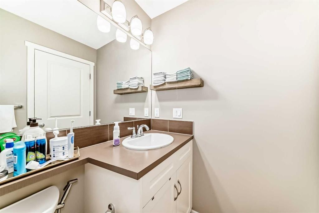35 Nolanlake Cove Nw, Calgary, AB - Indoor Photo Showing Bathroom