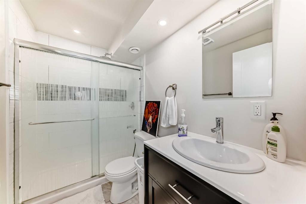 35 Nolanlake Cove Nw, Calgary, AB - Indoor Photo Showing Bathroom