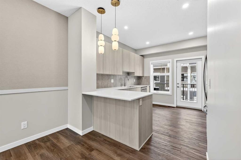 589 Mahogany Road Se, Calgary, AB - Indoor Photo Showing Kitchen