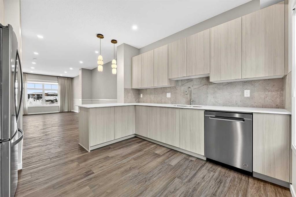 589 Mahogany Road Se, Calgary, AB - Indoor Photo Showing Kitchen With Upgraded Kitchen