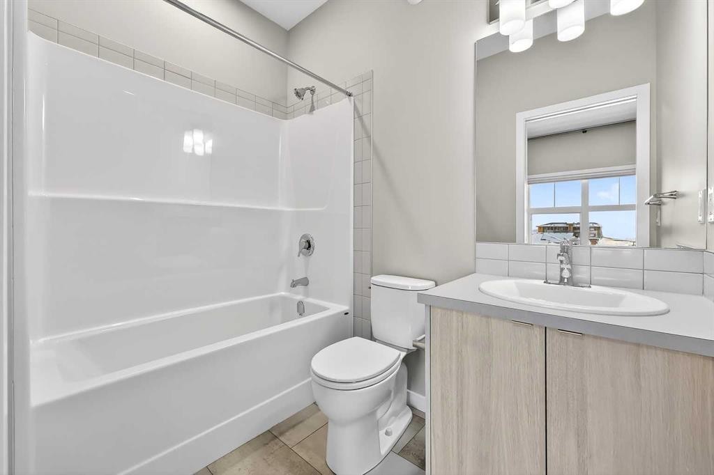 589 Mahogany Road Se, Calgary, AB - Indoor Photo Showing Bathroom