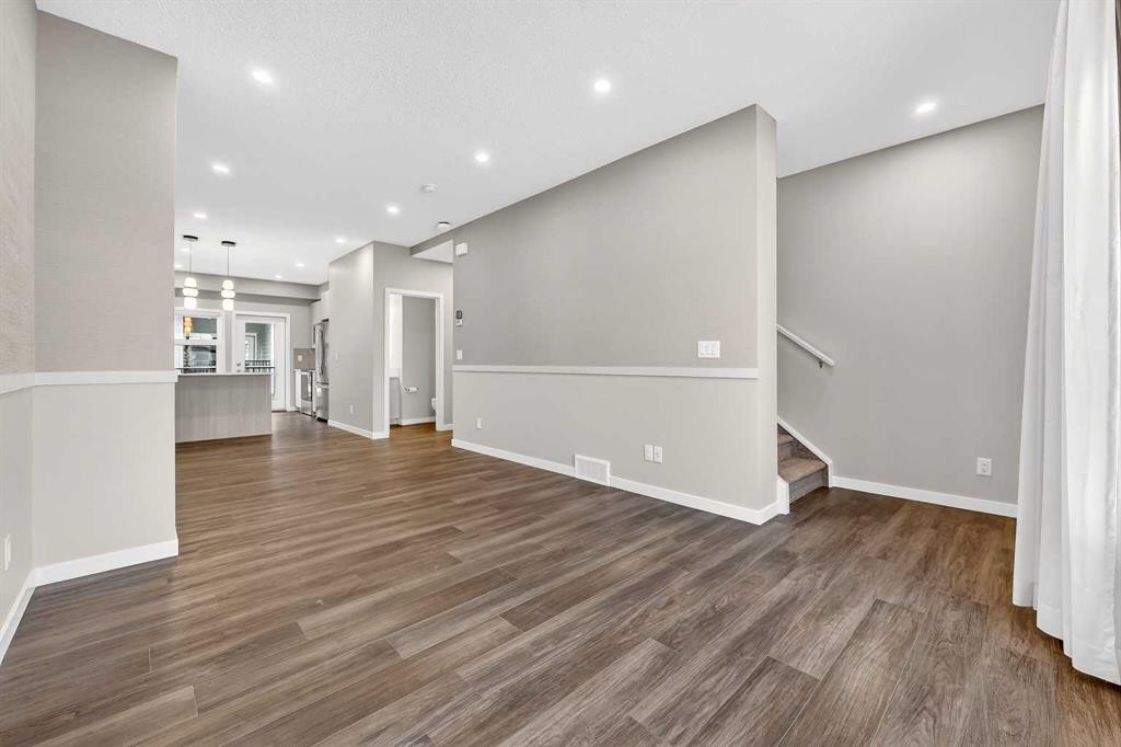 589 Mahogany Road Se, Calgary, AB - Indoor Photo Showing Other Room