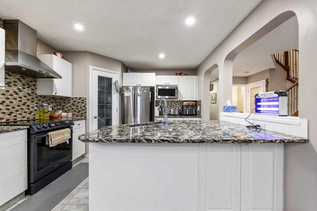 57 Saddlemead Road Ne, Calgary, AB - Indoor Photo Showing Kitchen With Upgraded Kitchen