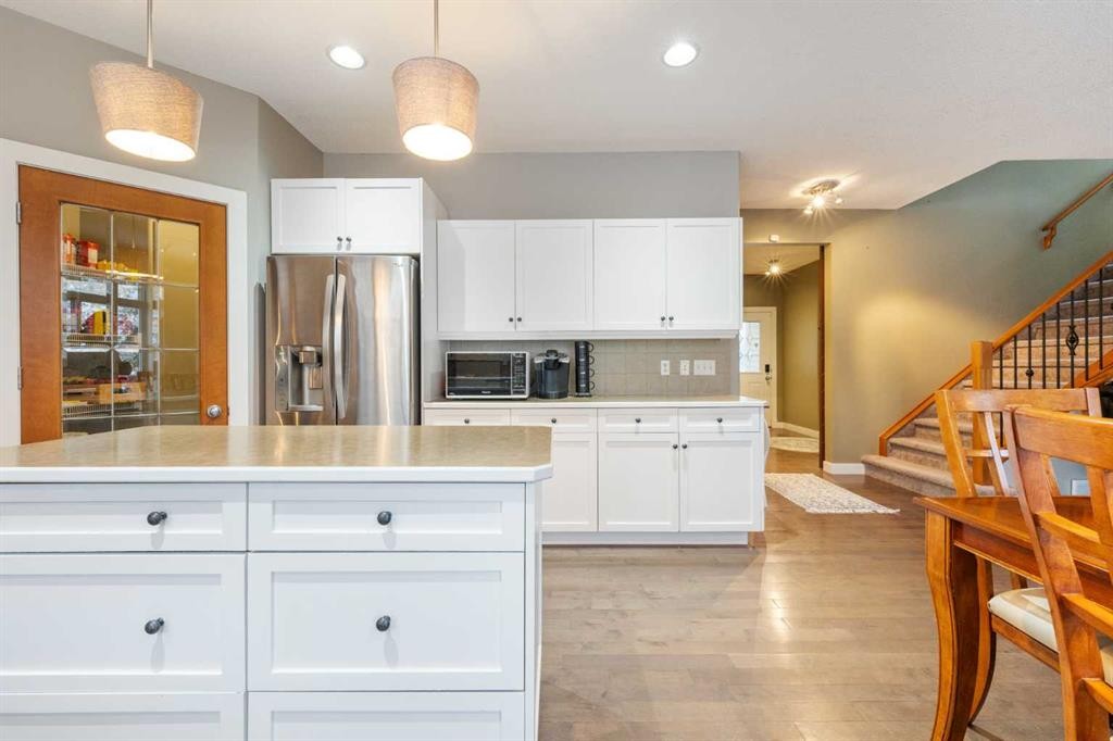 4 Crestridge Way Sw, Calgary, AB - Indoor Photo Showing Kitchen