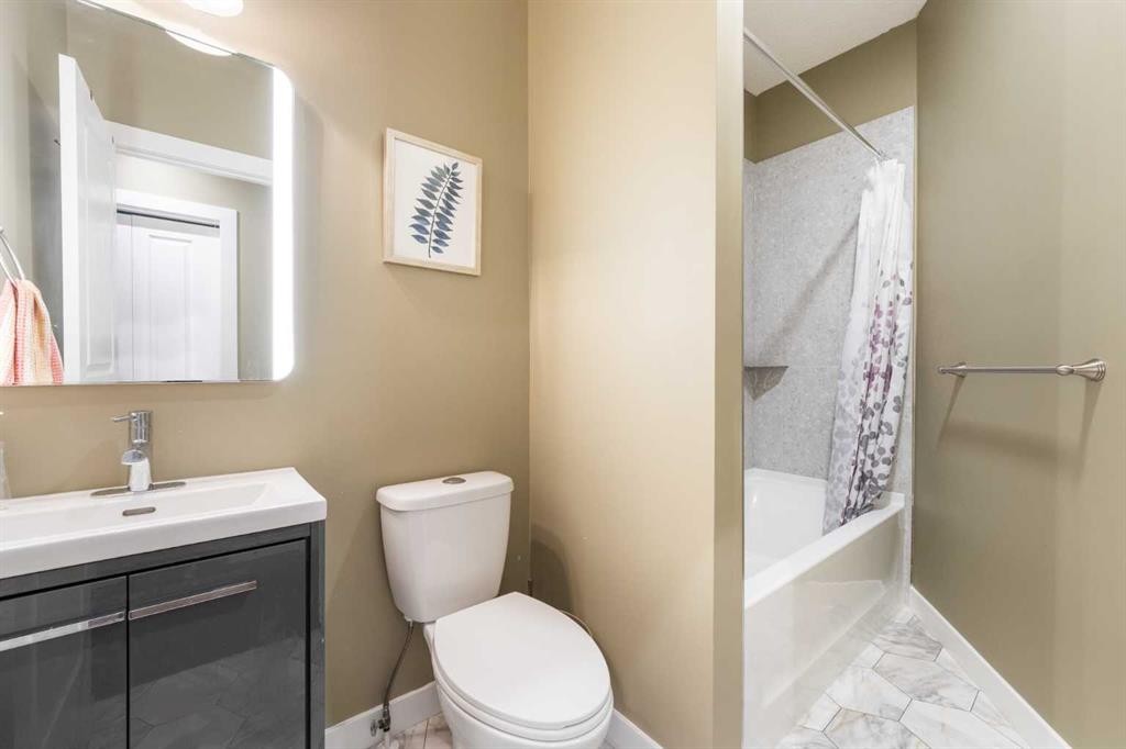 4 Crestridge Way Sw, Calgary, AB - Indoor Photo Showing Bathroom