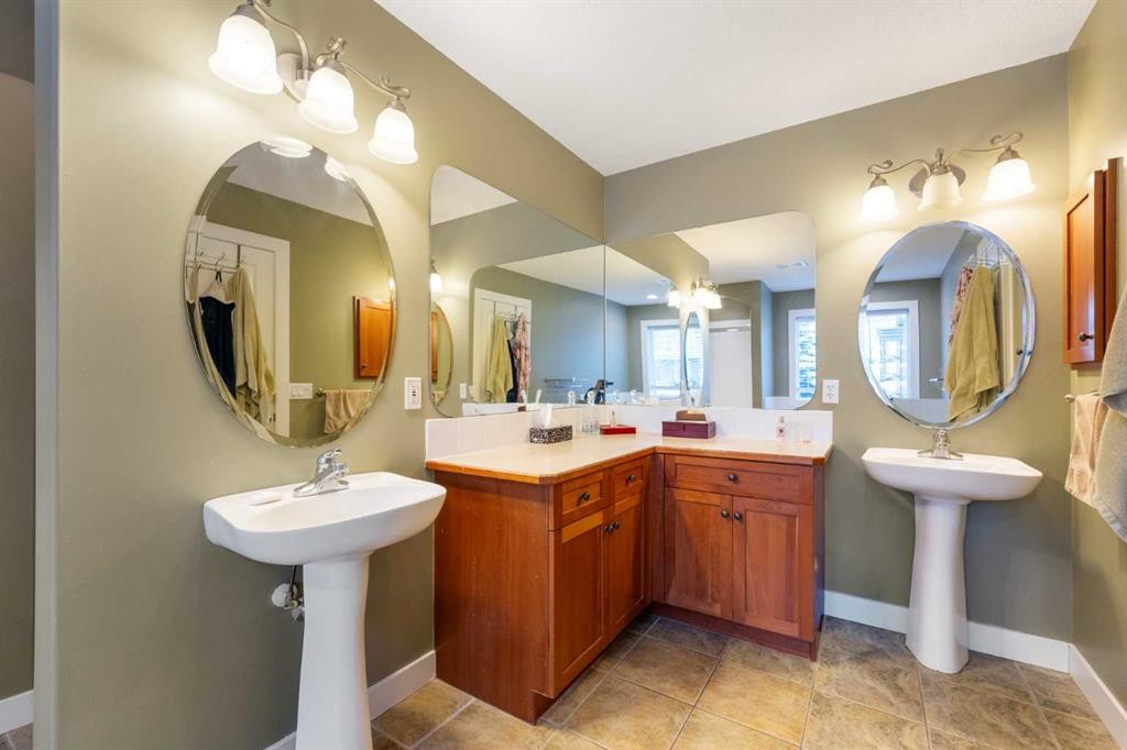 4 Crestridge Way Sw, Calgary, AB - Indoor Photo Showing Bathroom