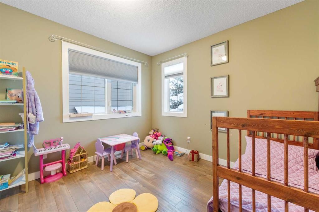 4 Crestridge Way Sw, Calgary, AB - Indoor Photo Showing Bedroom