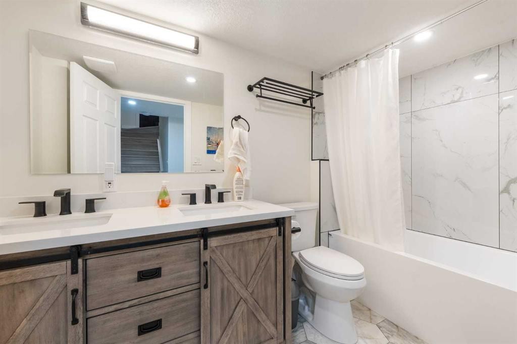 4 Crestridge Way Sw, Calgary, AB - Indoor Photo Showing Bathroom