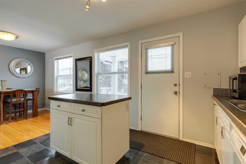 681 Regal Park Ne, Calgary, AB - Indoor Photo Showing Kitchen