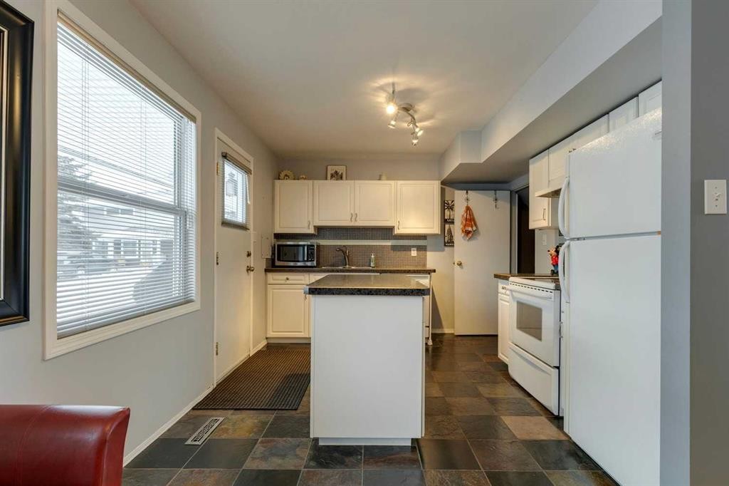 681 Regal Park Ne, Calgary, AB - Indoor Photo Showing Kitchen