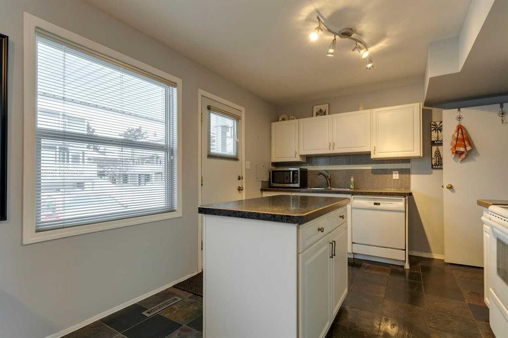 681 Regal Park Ne, Calgary, AB - Indoor Photo Showing Kitchen