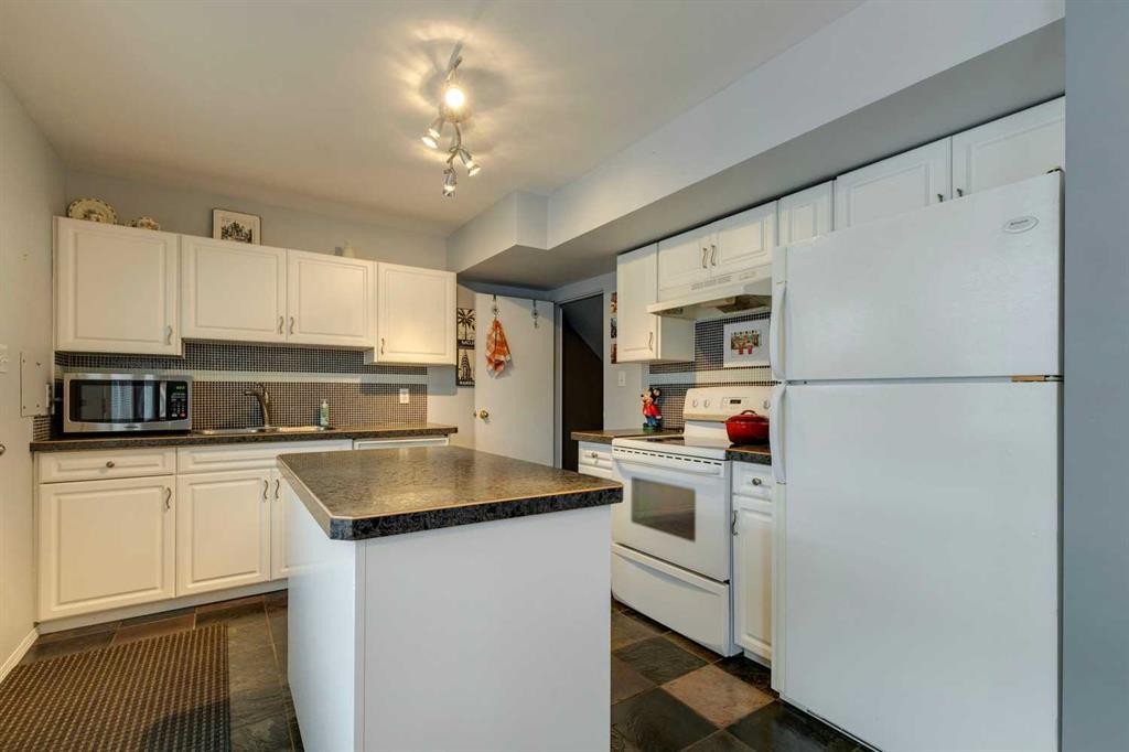 681 Regal Park Ne, Calgary, AB - Indoor Photo Showing Kitchen