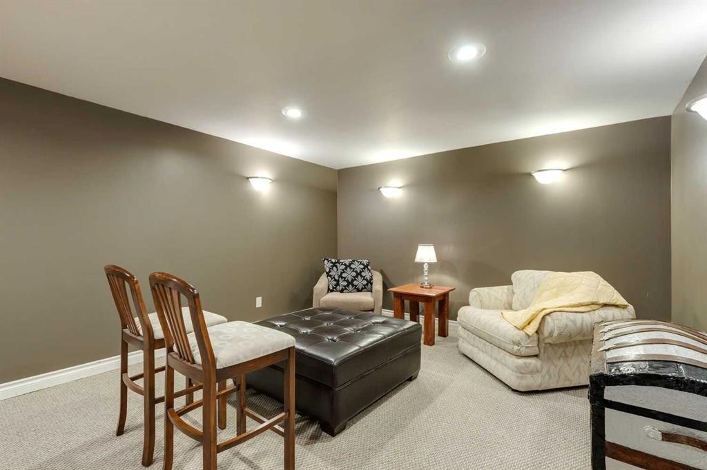 681 Regal Park Ne, Calgary, AB - Indoor Photo Showing Other Room