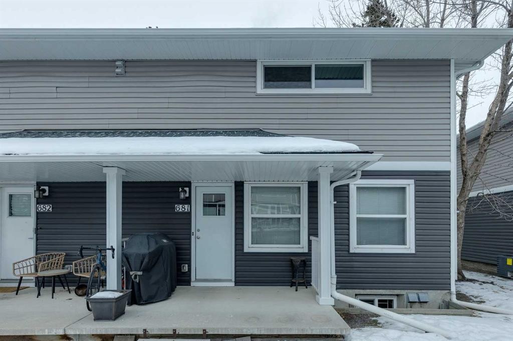 681 Regal Park Ne, Calgary, AB - Outdoor