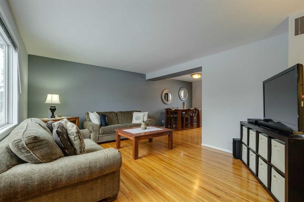 681 Regal Park Ne, Calgary, AB - Indoor Photo Showing Living Room