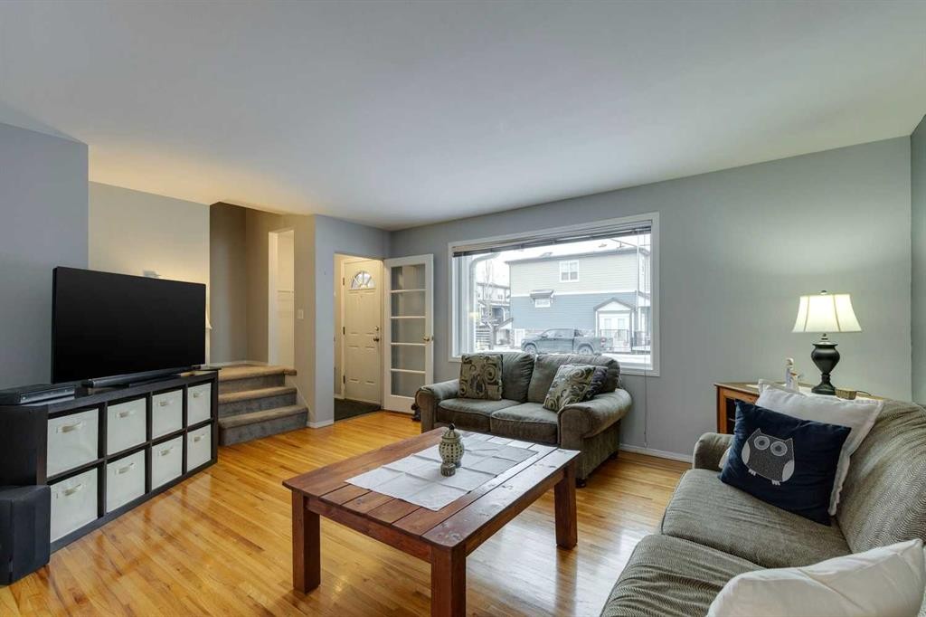 681 Regal Park Ne, Calgary, AB - Indoor Photo Showing Living Room