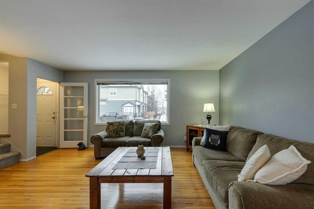 681 Regal Park Ne, Calgary, AB - Indoor Photo Showing Living Room