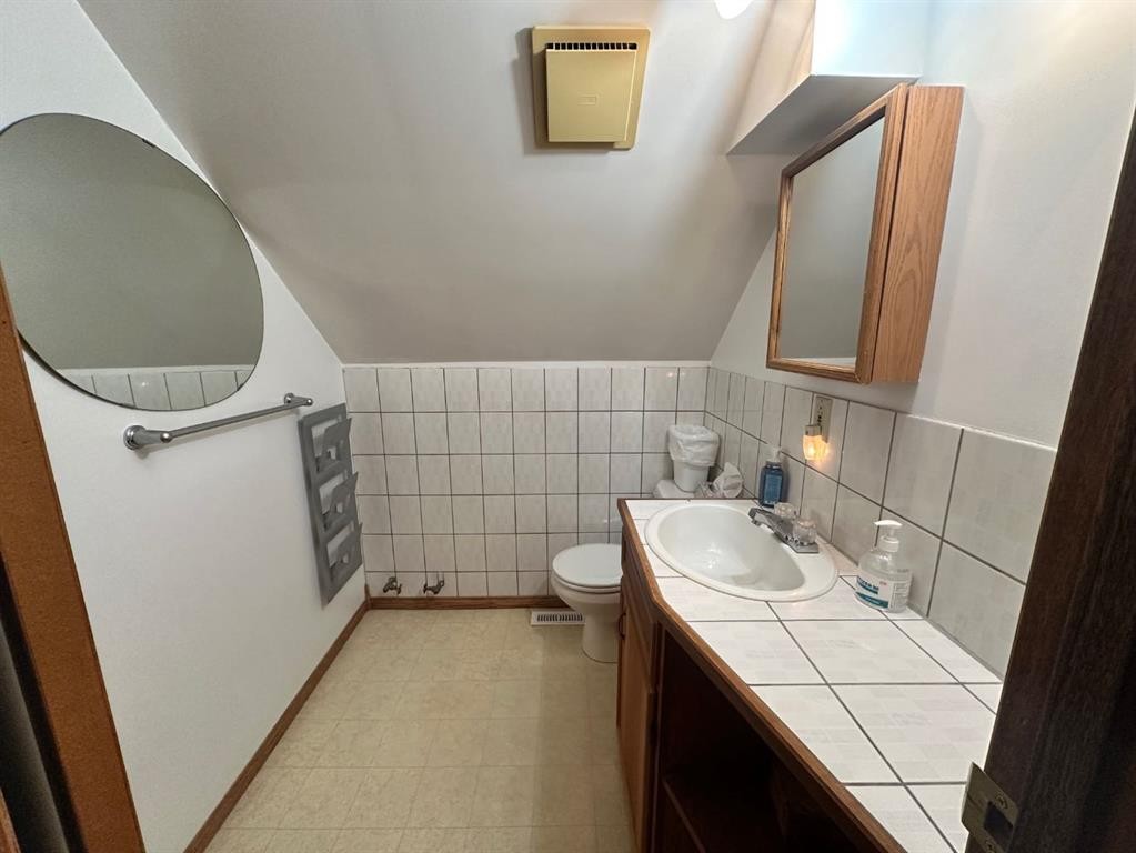 334 3 Avenue Ne, Calgary, AB - Indoor Photo Showing Bathroom