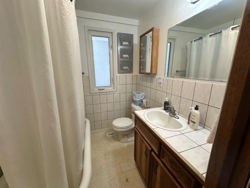 334 3 Avenue Ne, Calgary, AB - Indoor Photo Showing Bathroom