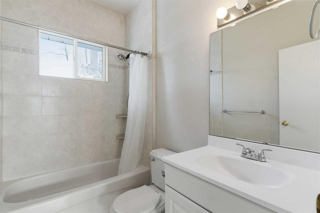 310 10 Avenue Ne, Calgary, AB - Indoor Photo Showing Bathroom
