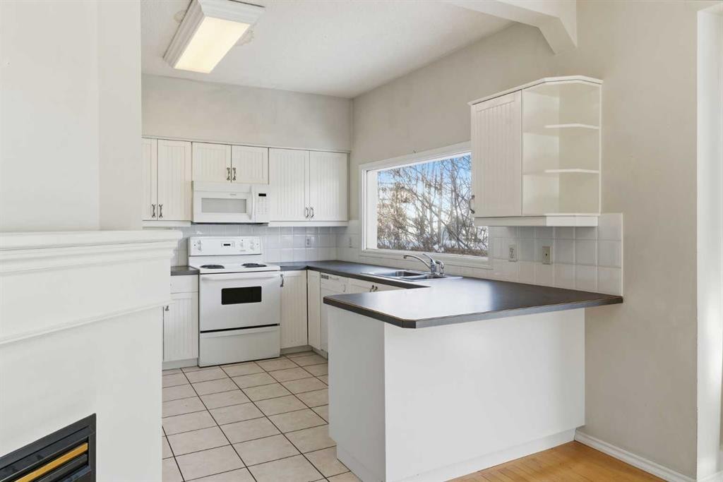 310 10 Avenue Ne, Calgary, AB - Indoor Photo Showing Kitchen With Double Sink