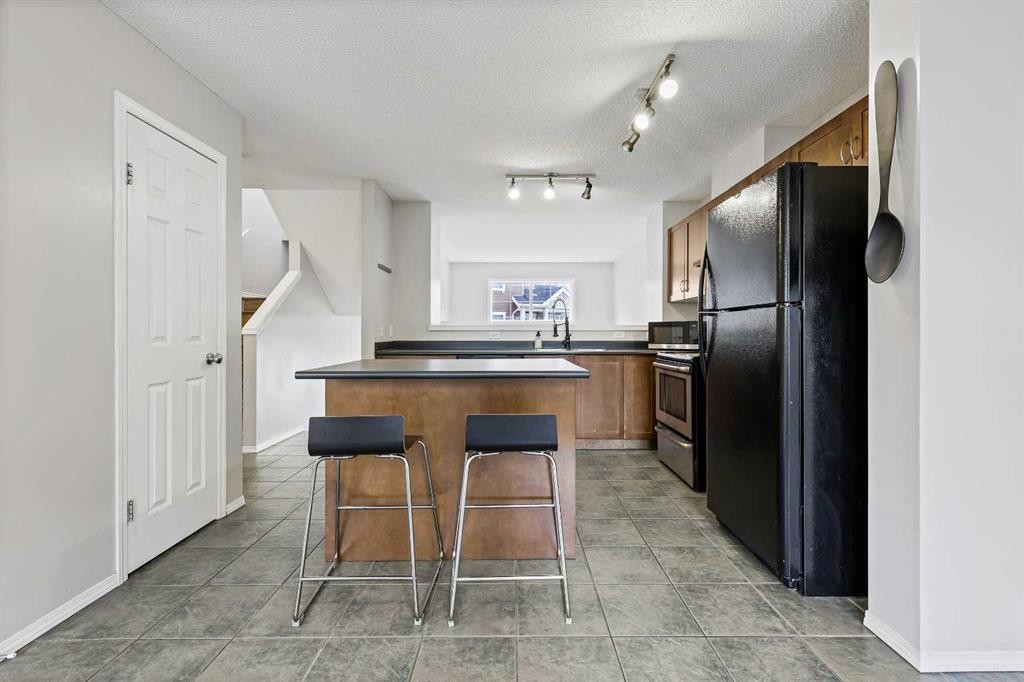 64 Elgin Gardens Se, Calgary, AB - Indoor Photo Showing Kitchen