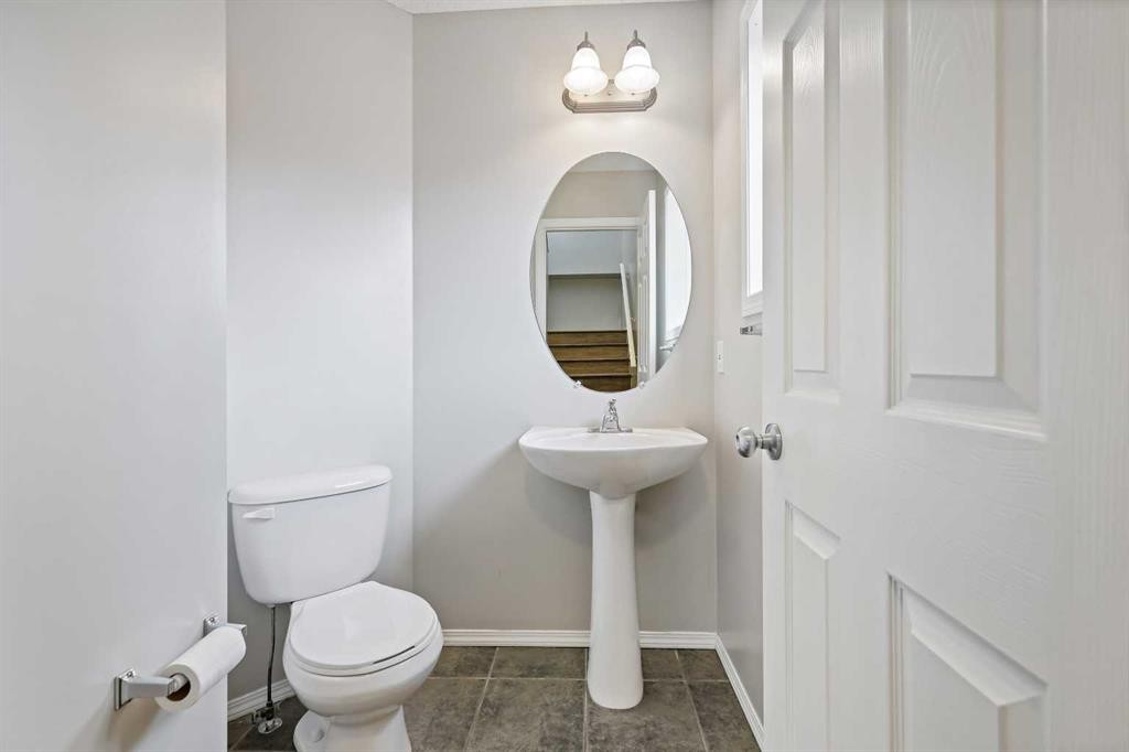 64 Elgin Gardens Se, Calgary, AB - Indoor Photo Showing Bathroom