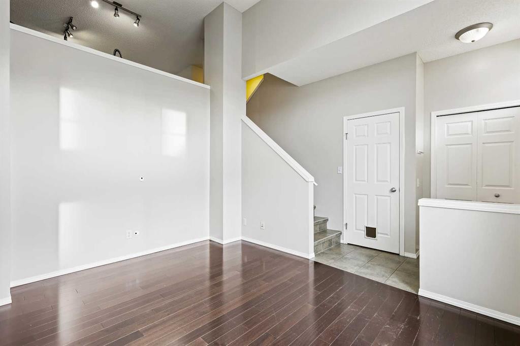 64 Elgin Gardens Se, Calgary, AB - Indoor Photo Showing Other Room