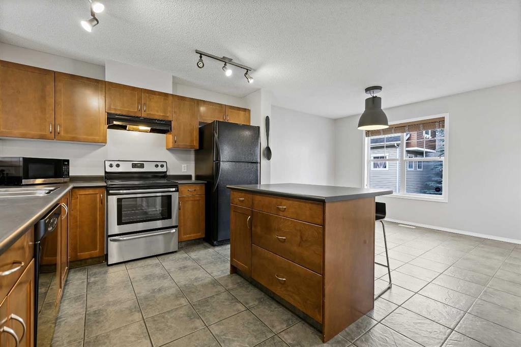 64 Elgin Gardens Se, Calgary, AB - Indoor Photo Showing Kitchen