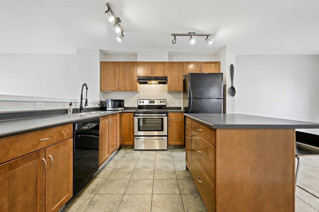 64 Elgin Gardens Se, Calgary, AB - Indoor Photo Showing Kitchen