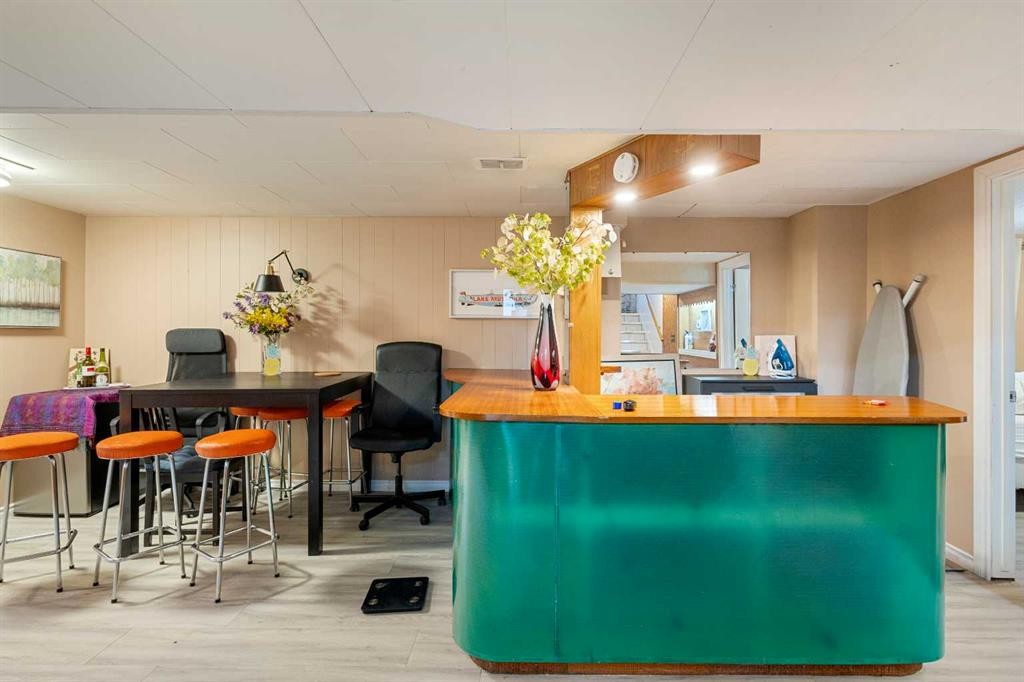 2812 24 Street Nw, Calgary, AB - Indoor