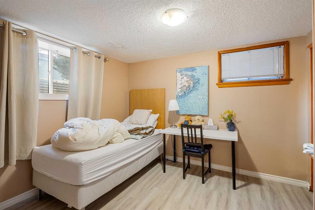 2812 24 Street Nw, Calgary, AB - Indoor Photo Showing Bedroom