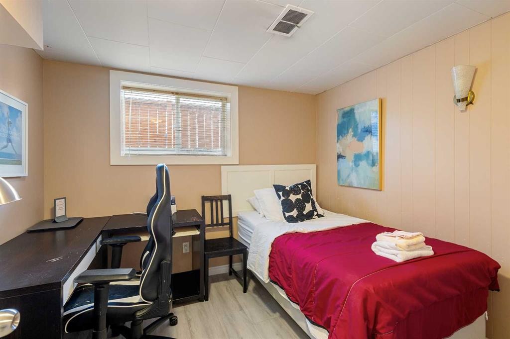 2812 24 Street Nw, Calgary, AB - Indoor Photo Showing Bedroom