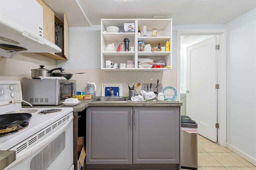 2812 24 Street Nw, Calgary, AB - Indoor Photo Showing Kitchen