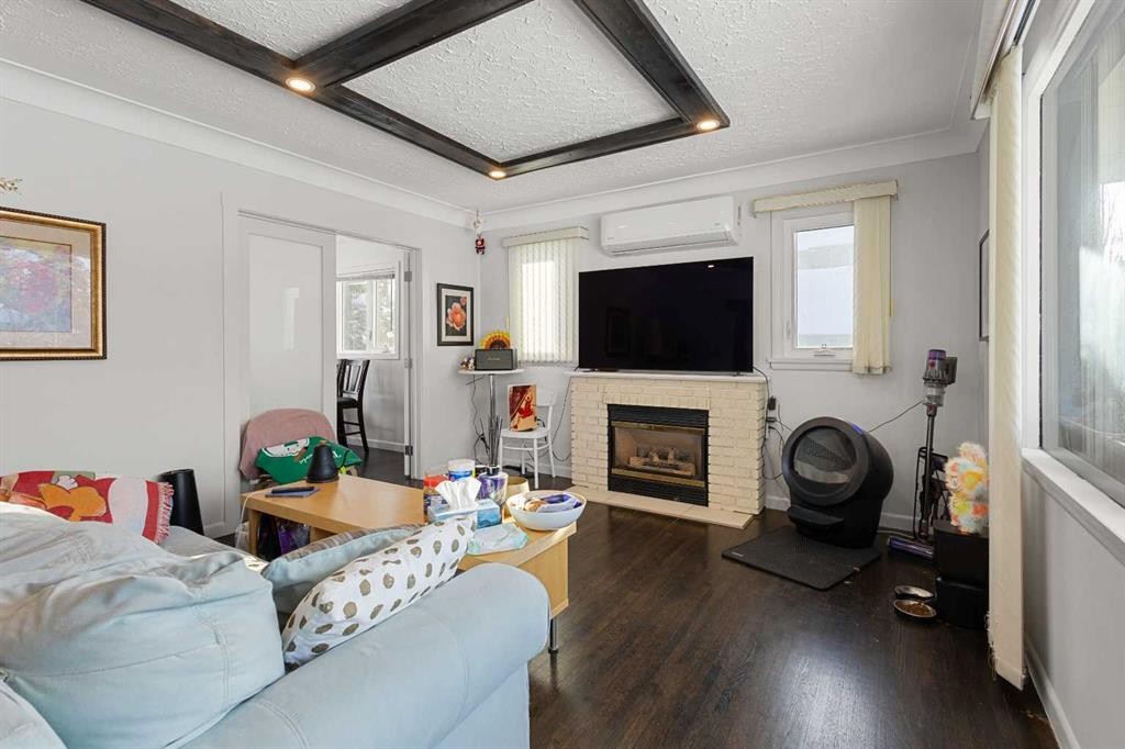 2812 24 Street Nw, Calgary, AB - Indoor With Fireplace