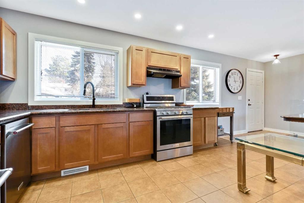 70 Fairview Crescent Se, Calgary, AB - Indoor Photo Showing Kitchen