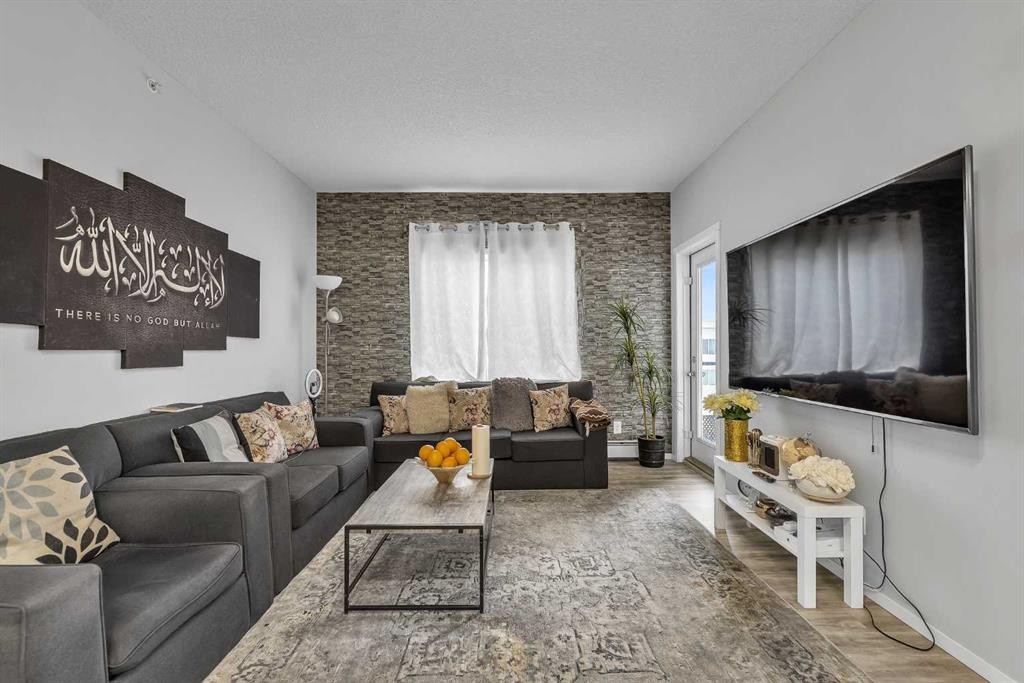 1613-4641 128 Avenue Ne, Calgary, AB - Indoor Photo Showing Living Room